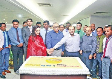 Celebrate Bashundhara Paper brand winning &lsquo;Superbrands&rsquo; award